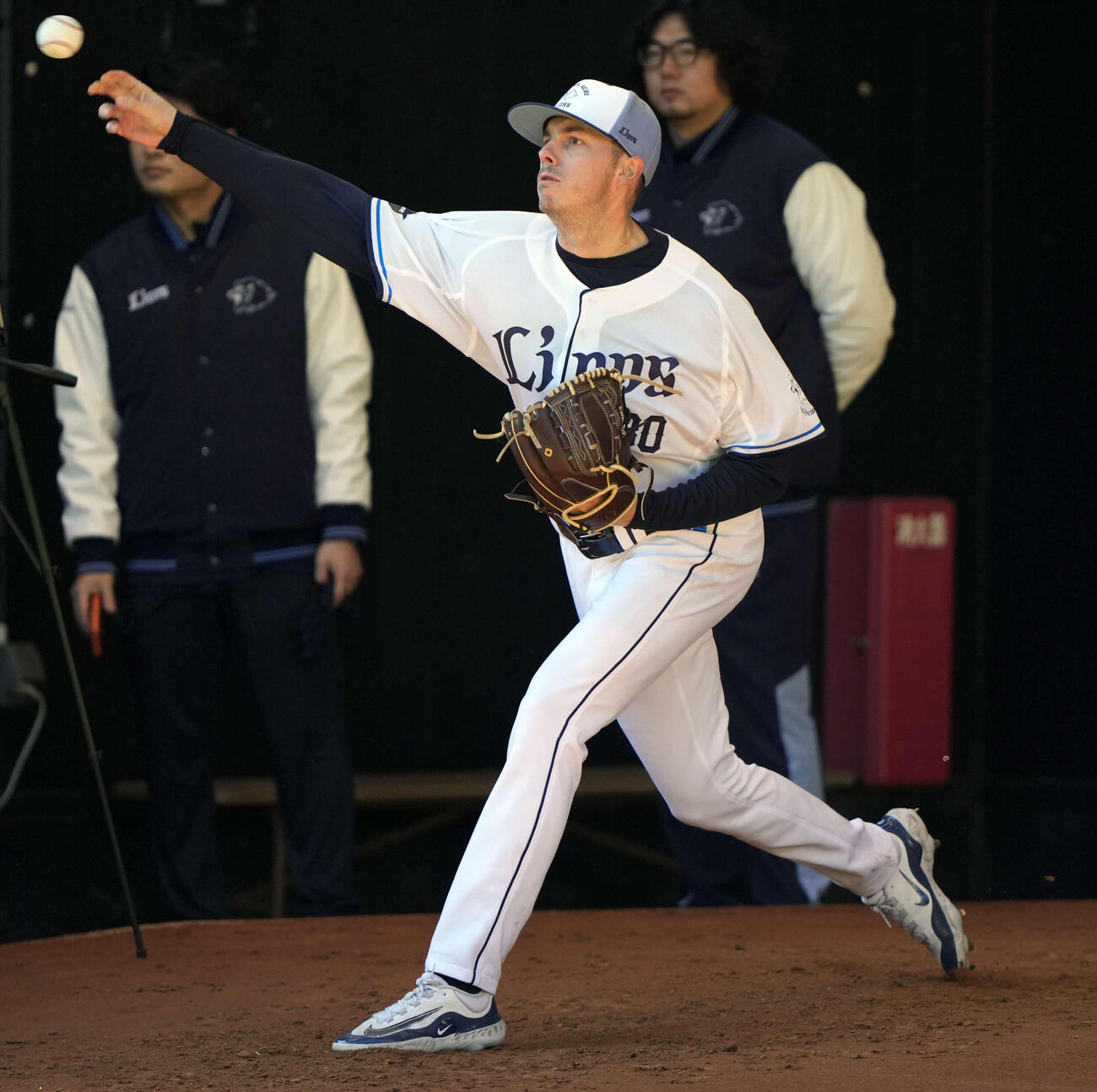 ブルペンで投球する西武ワイナンス（撮影・小島史椰）