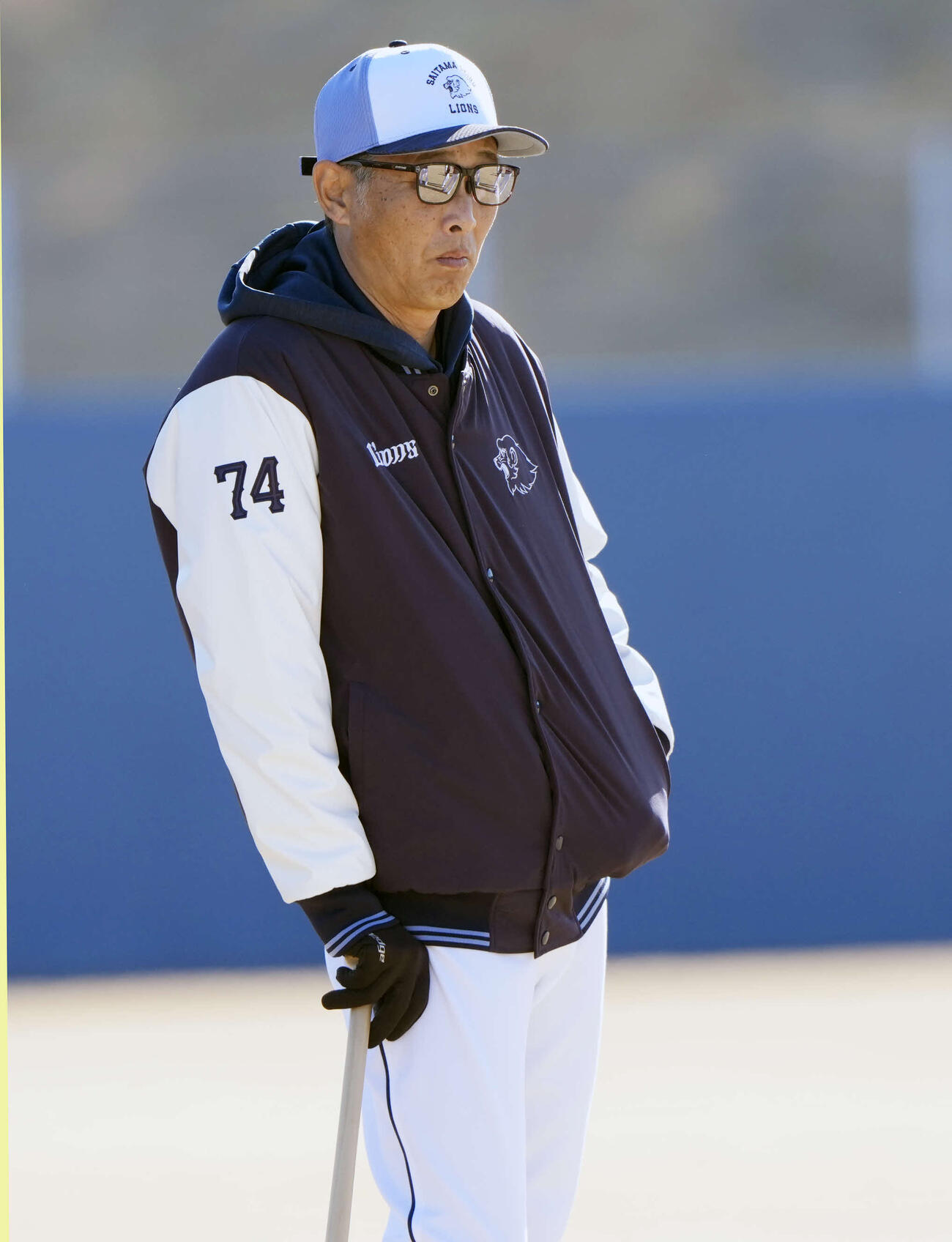 練習を見守る西武西口監督（撮影・小島史椰）