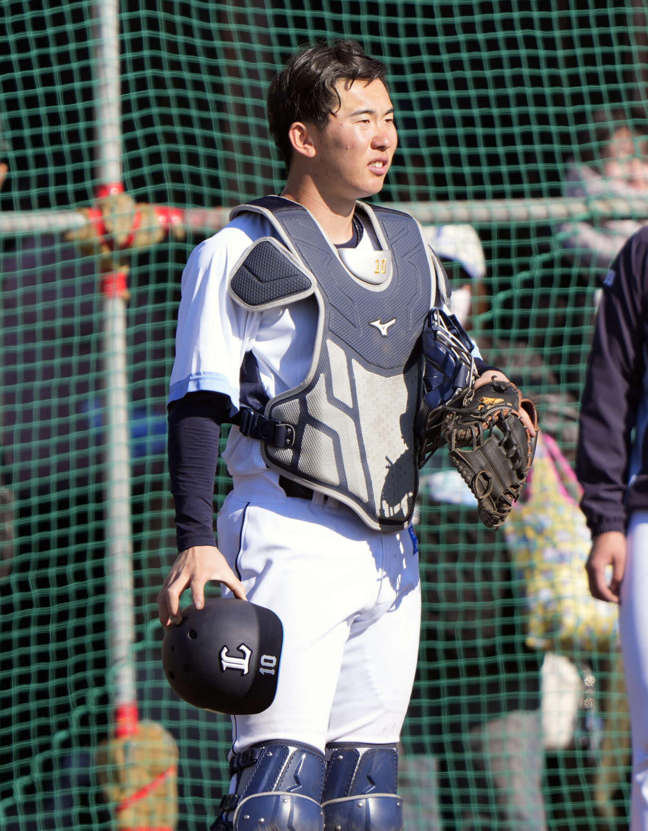 捕手練習をする西武小島（撮影・小島史椰）