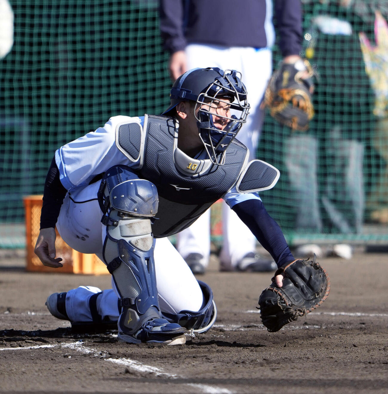 捕手練習をする西武小島（撮影・小島史椰）