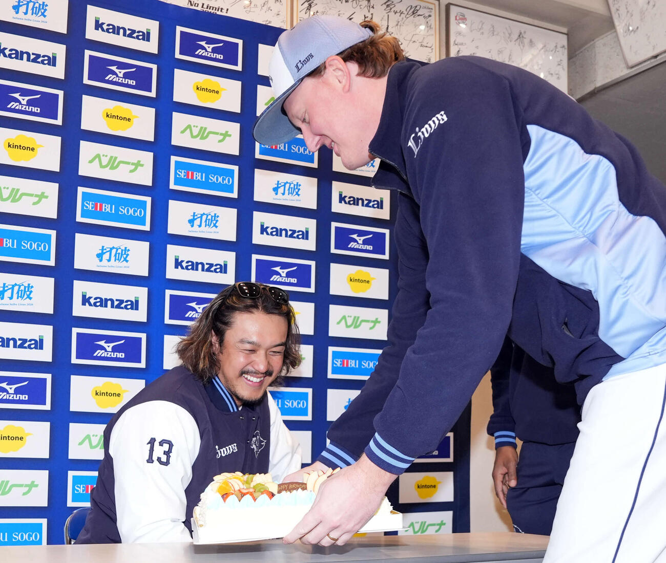 29歳の誕生日を迎えた西武高橋光は、報道陣から贈られたケーキを前に笑顔を見せる。右は西武ウィンゲンター（撮影・小島史椰）