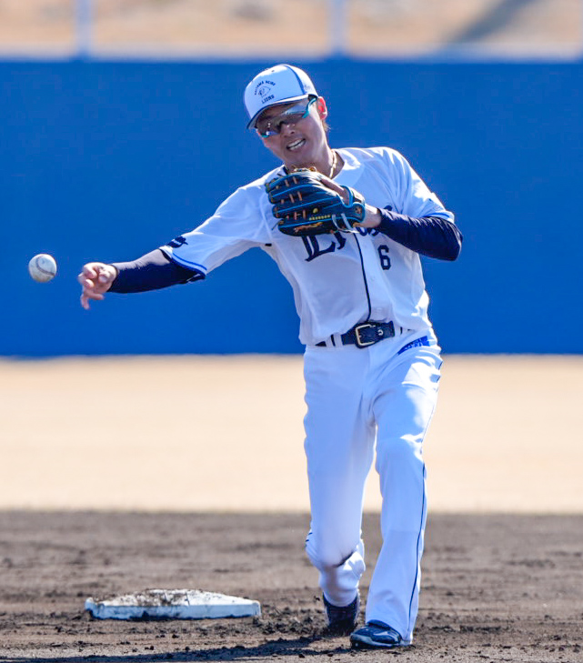 内野守備練習を行う西武源田（撮影・小島史椰）