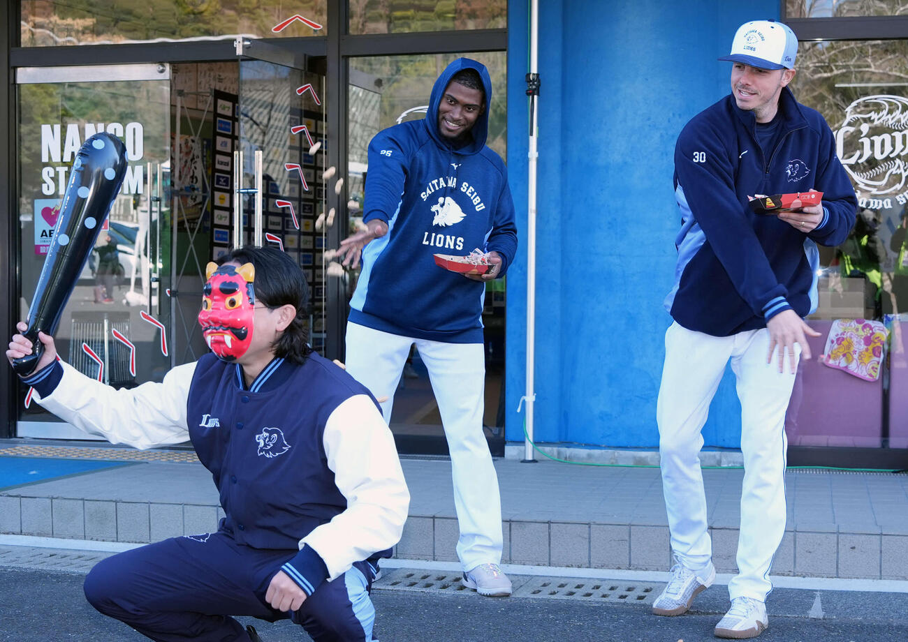 節分の豆まきを行う西武カナリオ（左）とワイナンス（撮影・小島史椰）