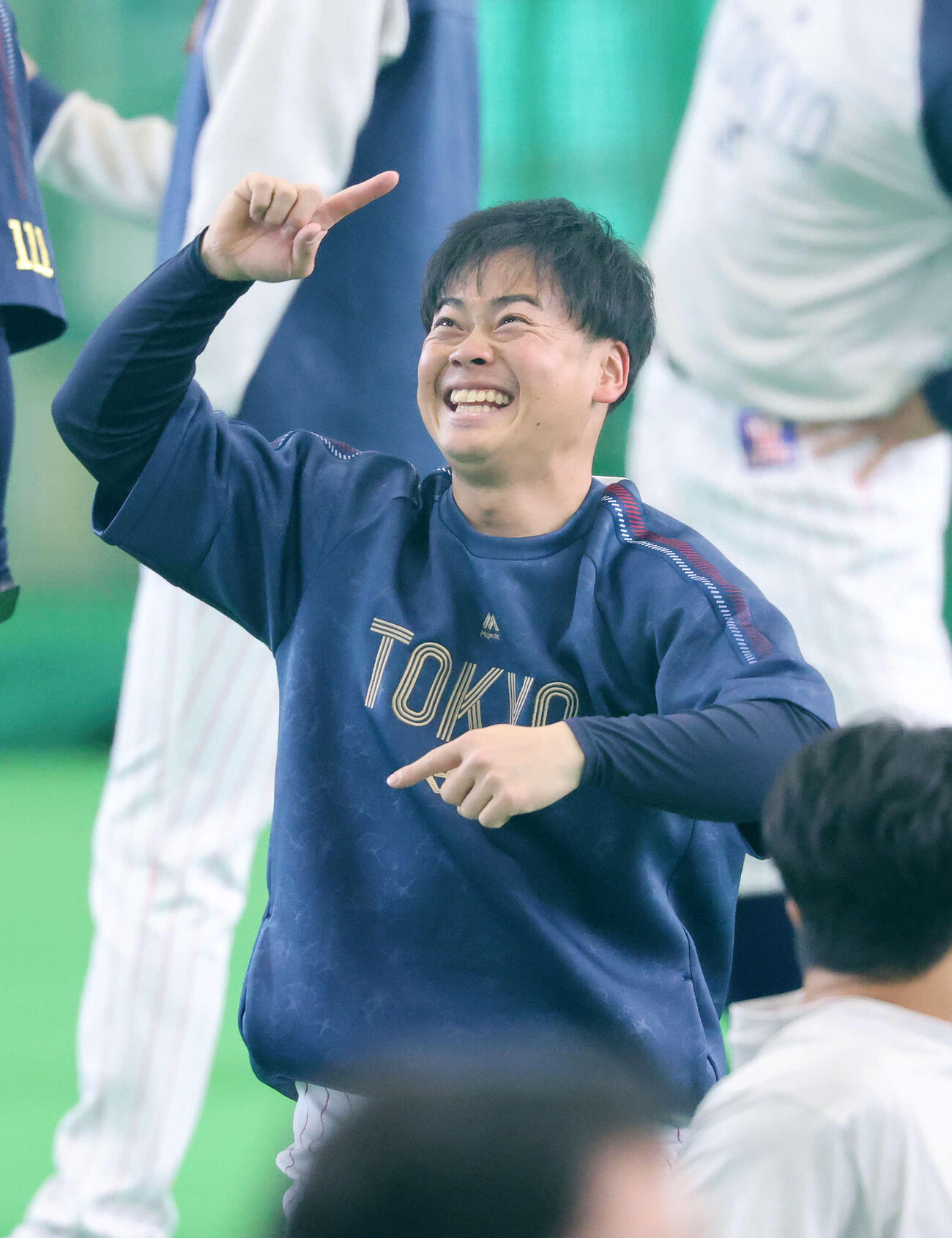 アップ中、笑顔を見せるヤクルト丸山和（撮影・鈴木正人）　
