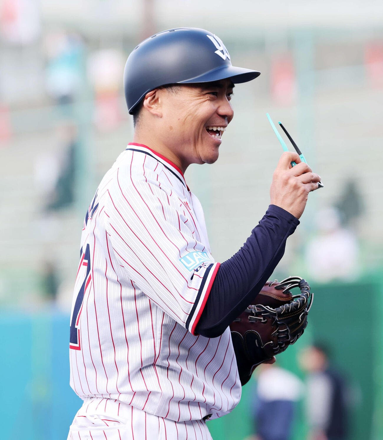 練習中、笑顔を見せるヤクルト中村悠（撮影・鈴木正人）　