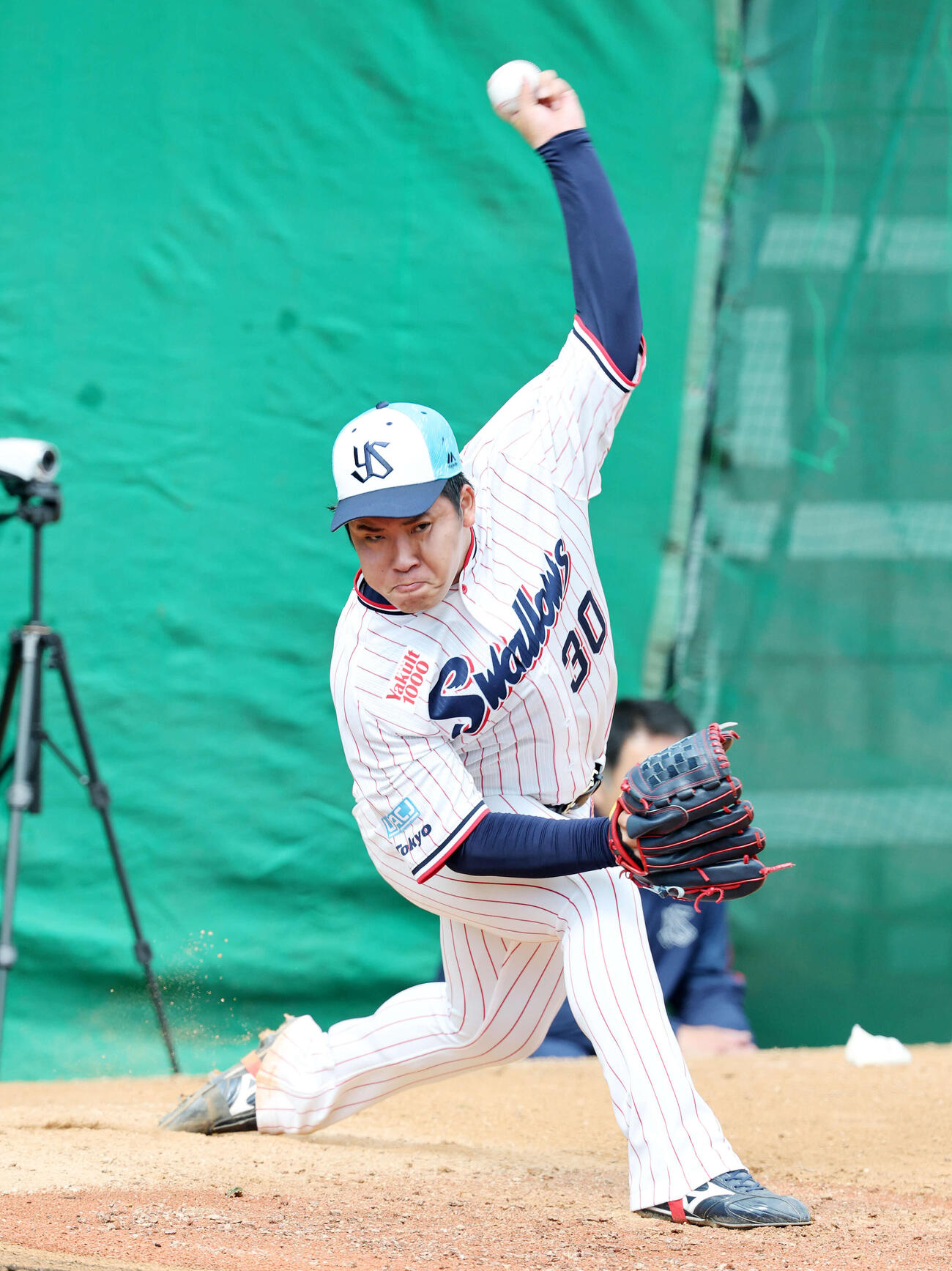 ブルペンで投球練習するヤクルト荘司（撮影・鈴木正人）　