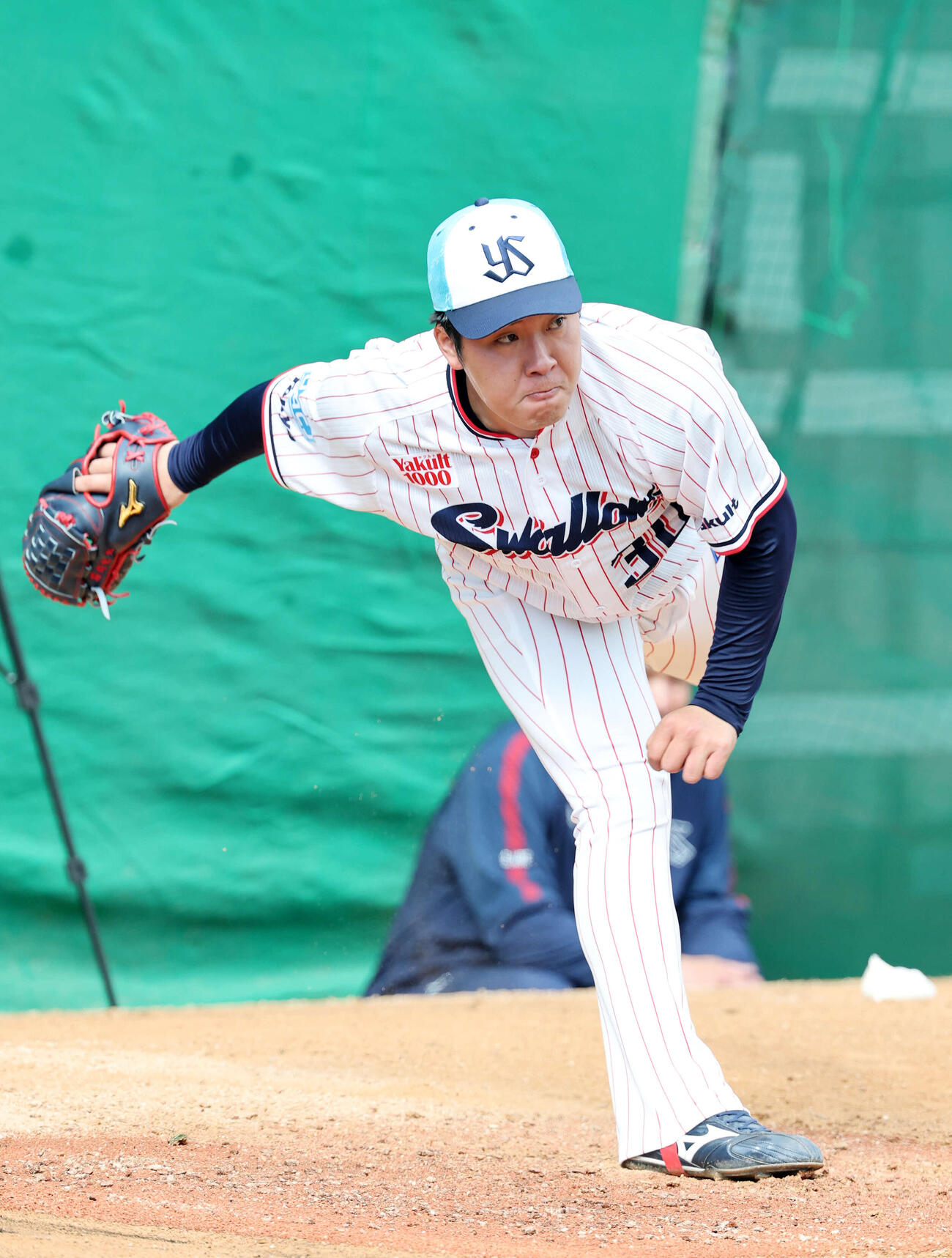 ブルペンで投球練習するヤクルト荘司（撮影・鈴木正人）　