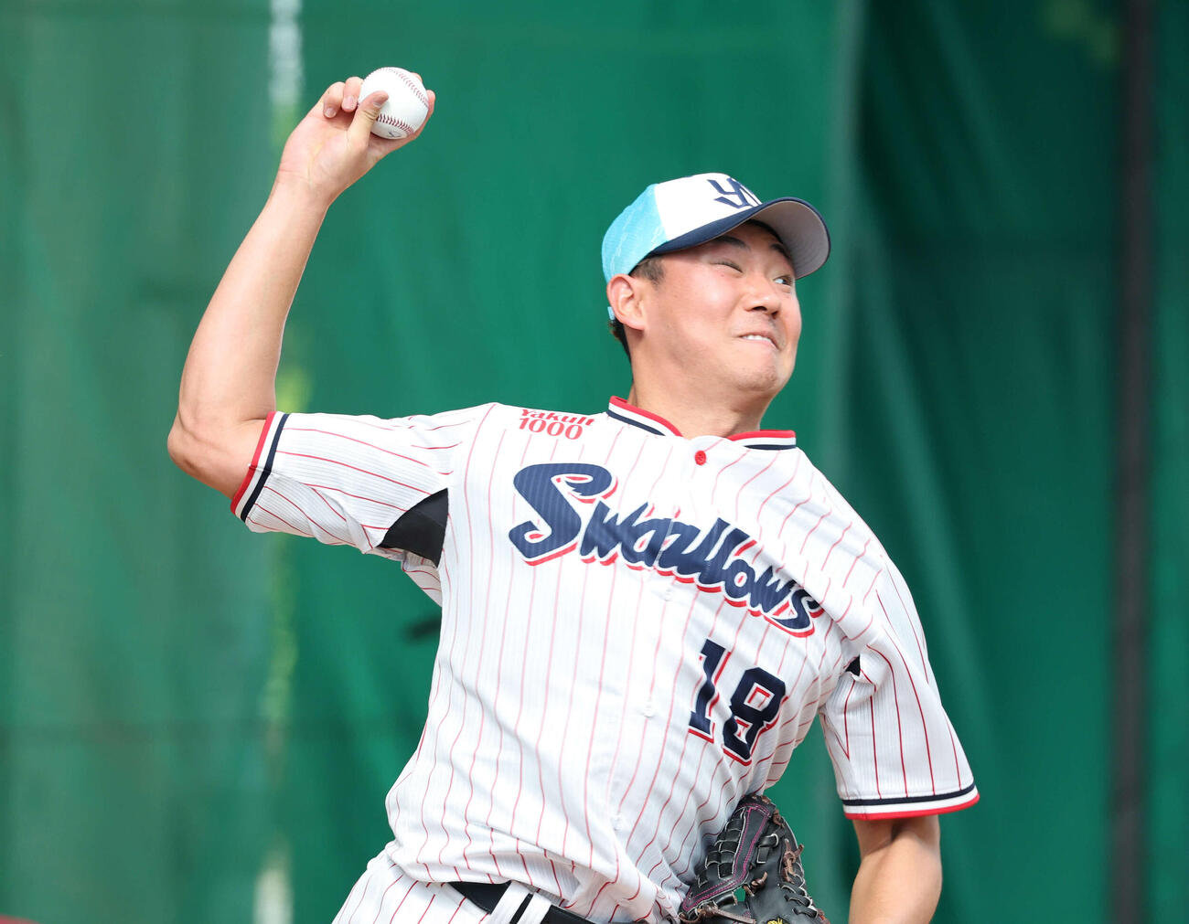 ブルペンで投球練習するヤクルト奥川（撮影・鈴木正人）　