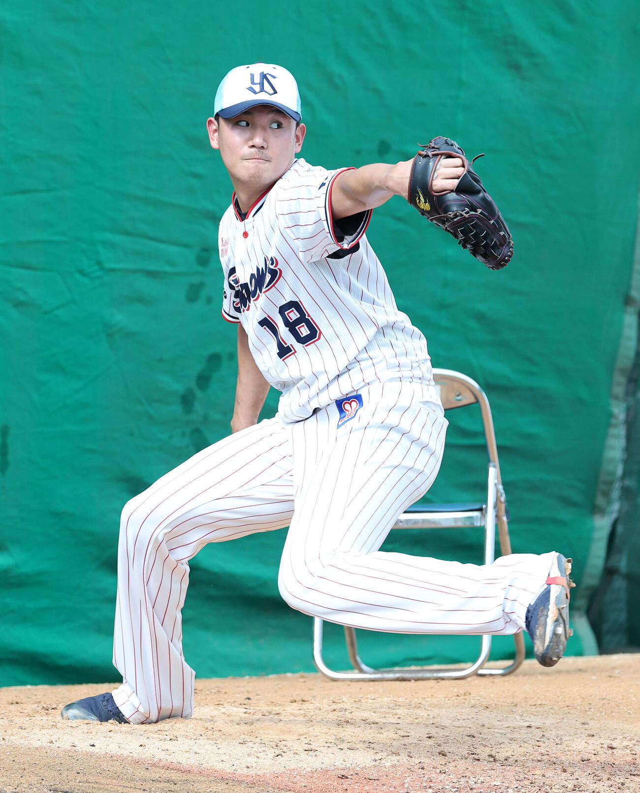 ブルペンで投球練習するヤクルト奥川（撮影・鈴木正人）　