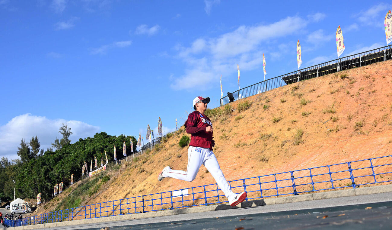坂道をダッシュする楽天宗山（撮影・滝沢徹郎）