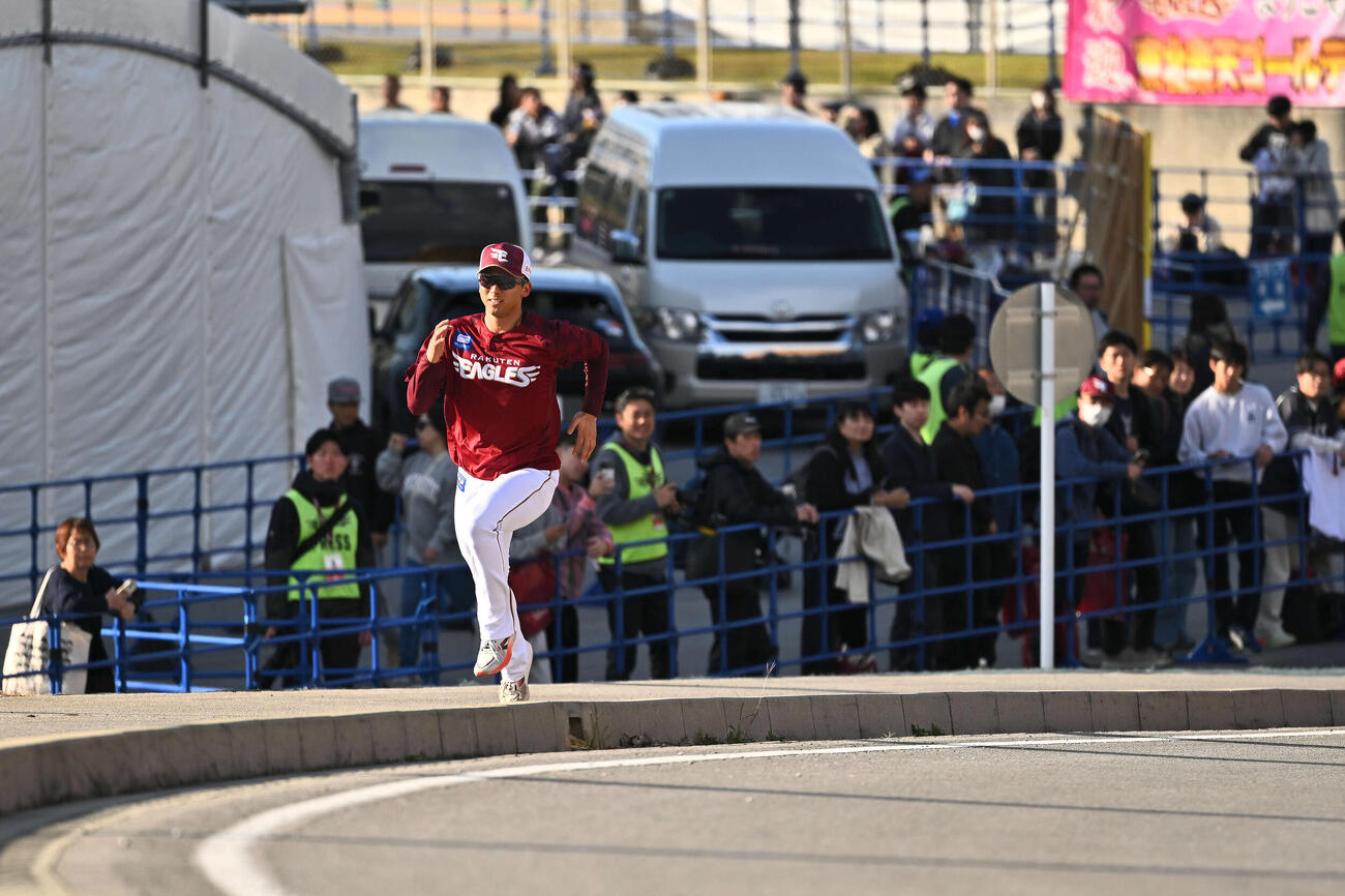 坂道をダッシュする楽天宗山（撮影・滝沢徹郎）