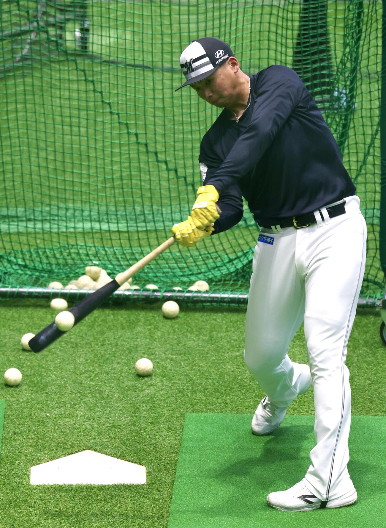 打撃練習するロッテ井上（撮影・宮地輝）
