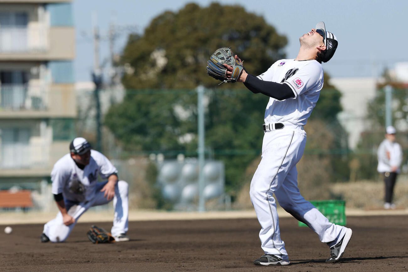 特守でファンブルしがっくりするロッテのソト（撮影・宮地輝）