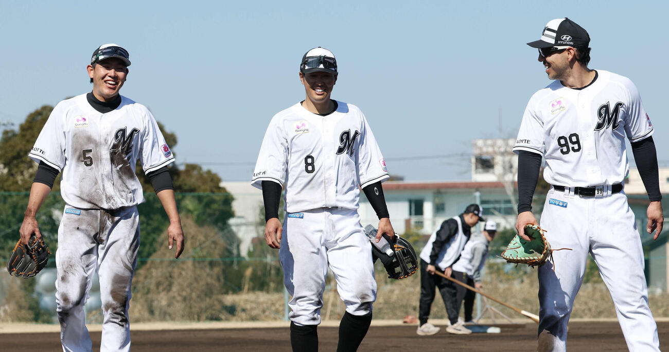 特守を終えたロッテ安田（左）、中村奨（中央）、ソト（撮影・宮地輝）