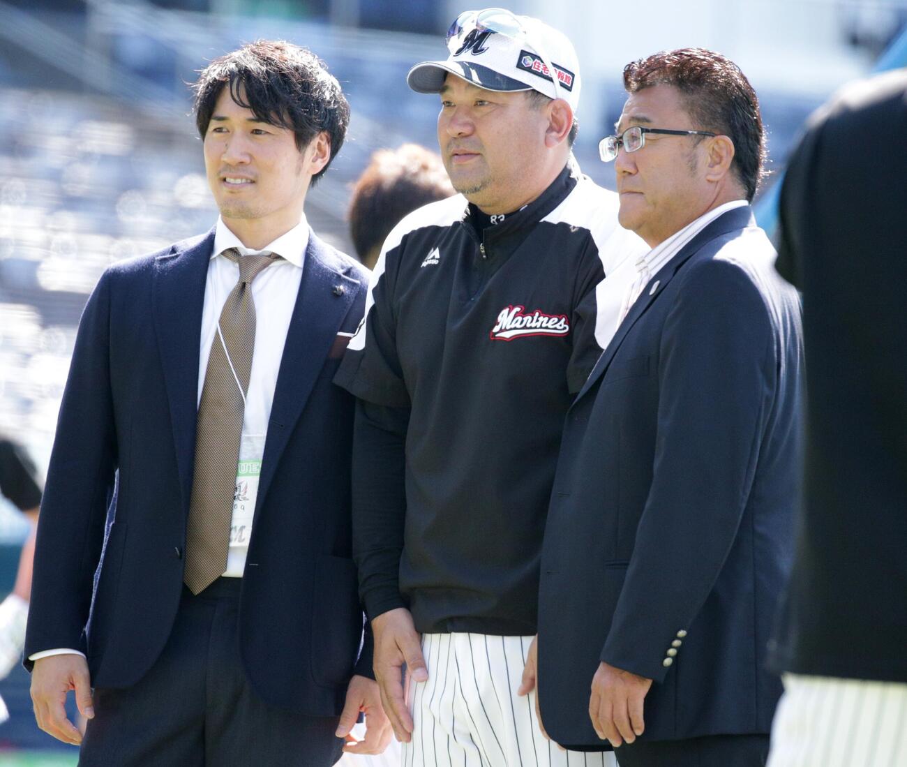 試合前に撮影する、左から片岡治大氏、ロッテ伊東監督、大迫幸一氏（撮影・中島郁夫）