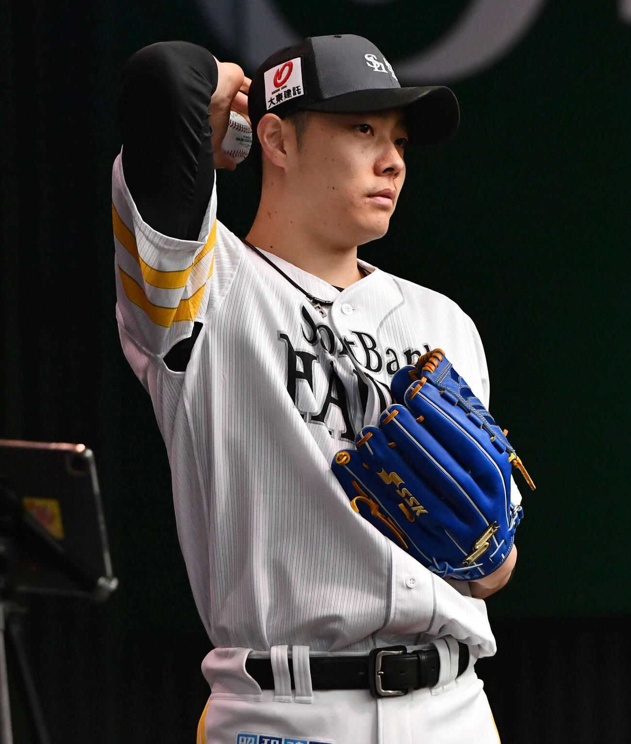 ブルペンでWBC球を使用するソフトバンク松本裕（撮影・岩下翔太）