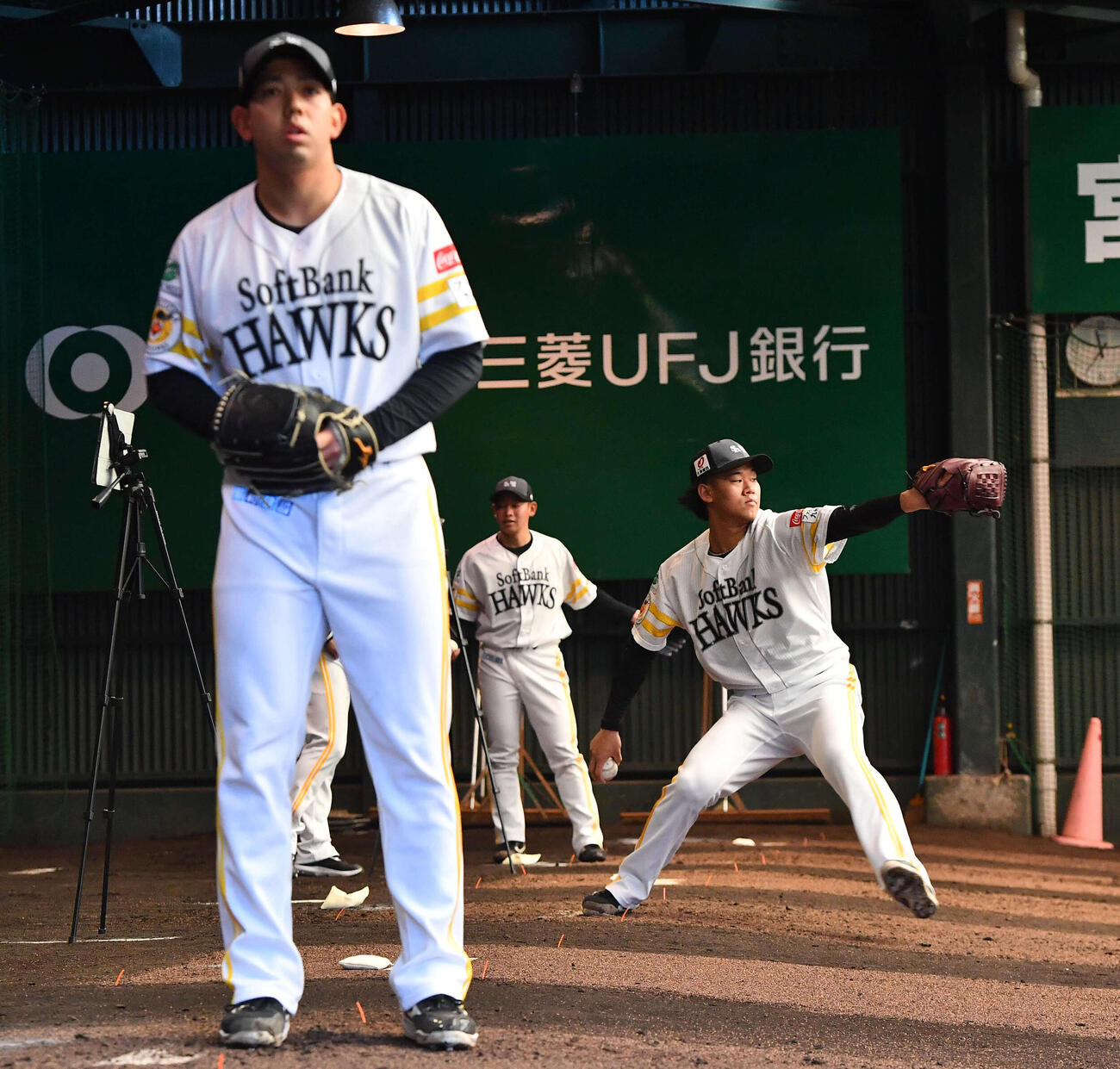 ブルペン入りしたソフトバンク大矢（左）、稲川（右）、鈴木豪（撮影・岩下翔太）