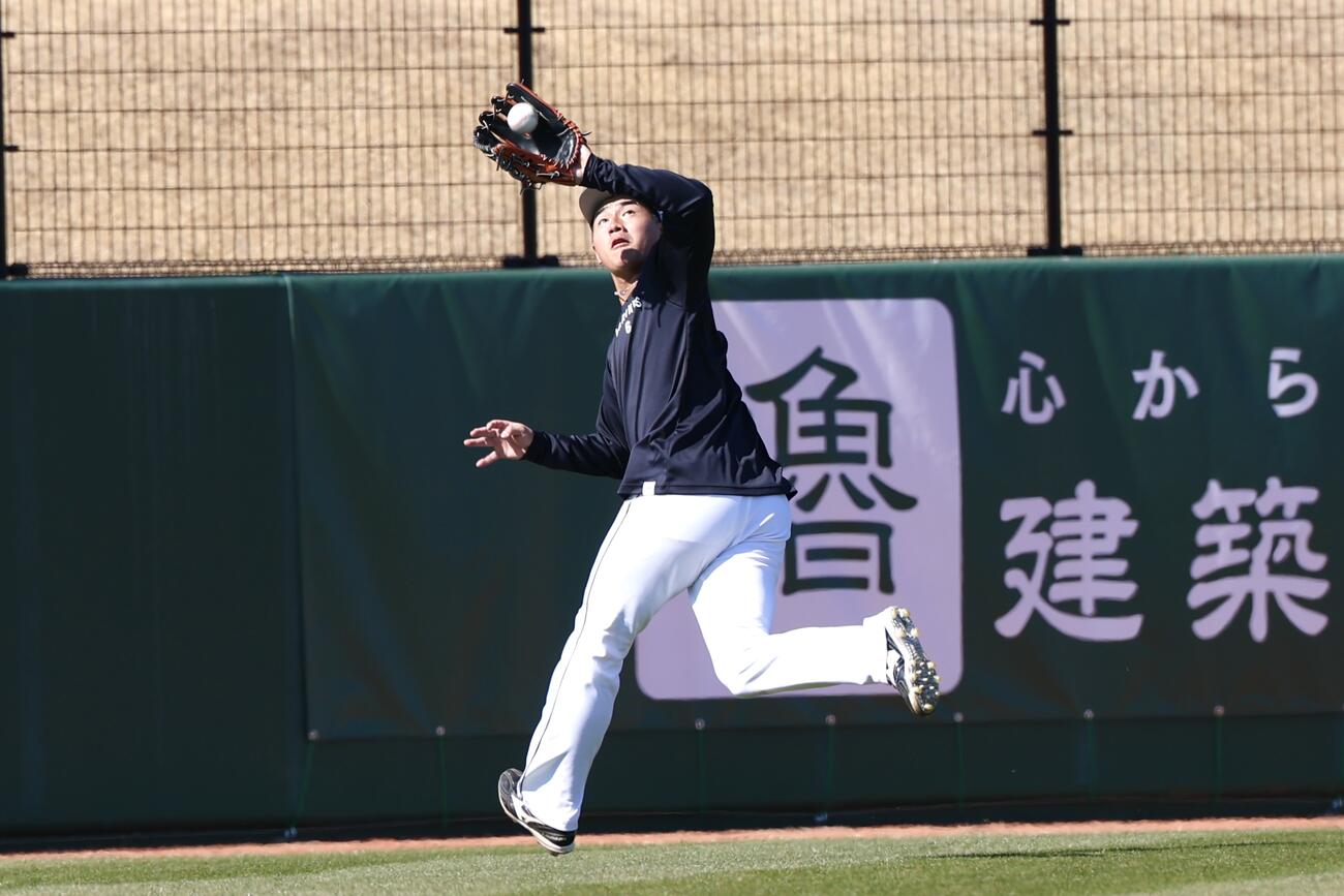 外野に飛んできた打球を捕球するロッテ西川（撮影・宮地輝）