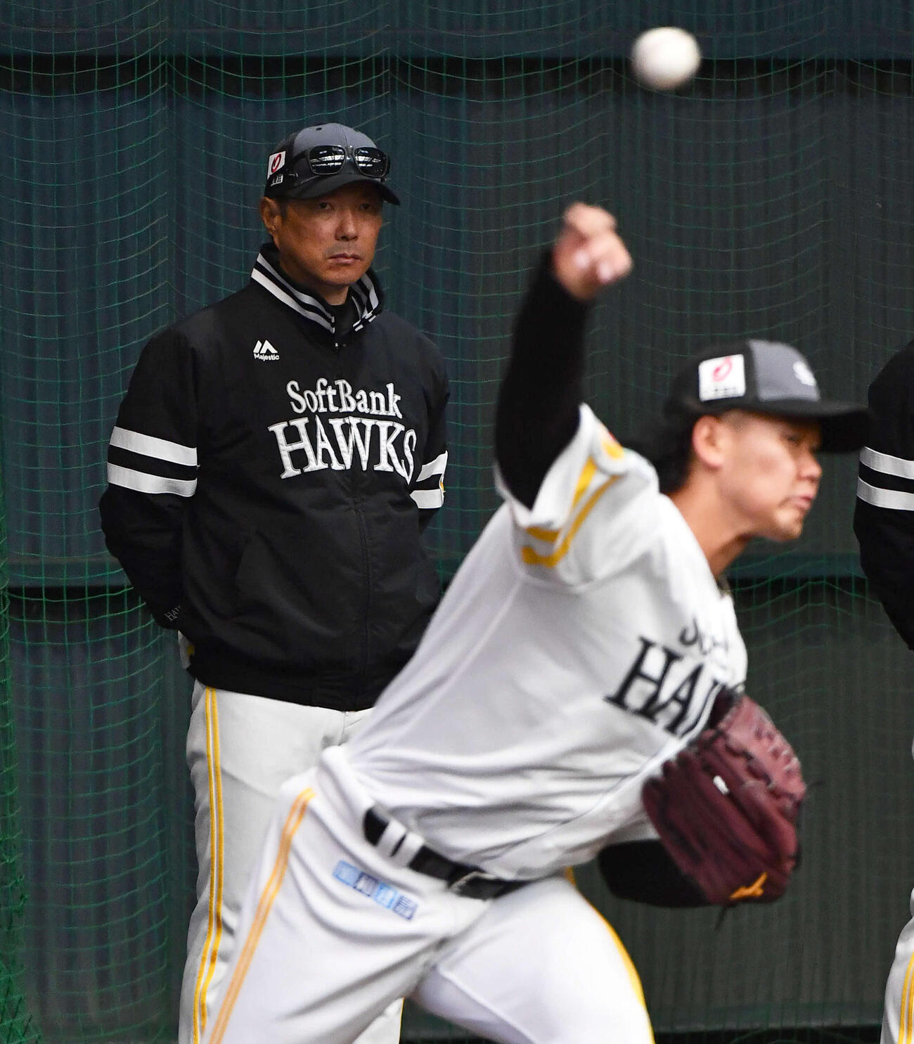 ブルペンで稲川（右）の投球を見守るソフトバンク小久保監督（撮影・岩下翔太）