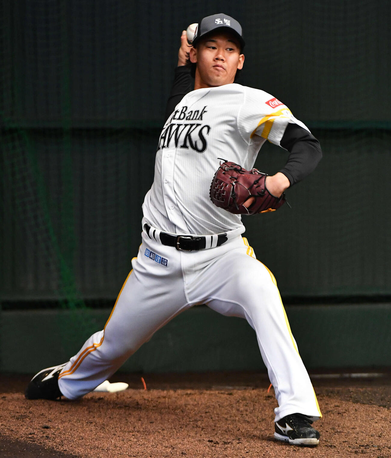 ブルペンで投げ込むソフトバンク稲川（撮影・岩下翔太）