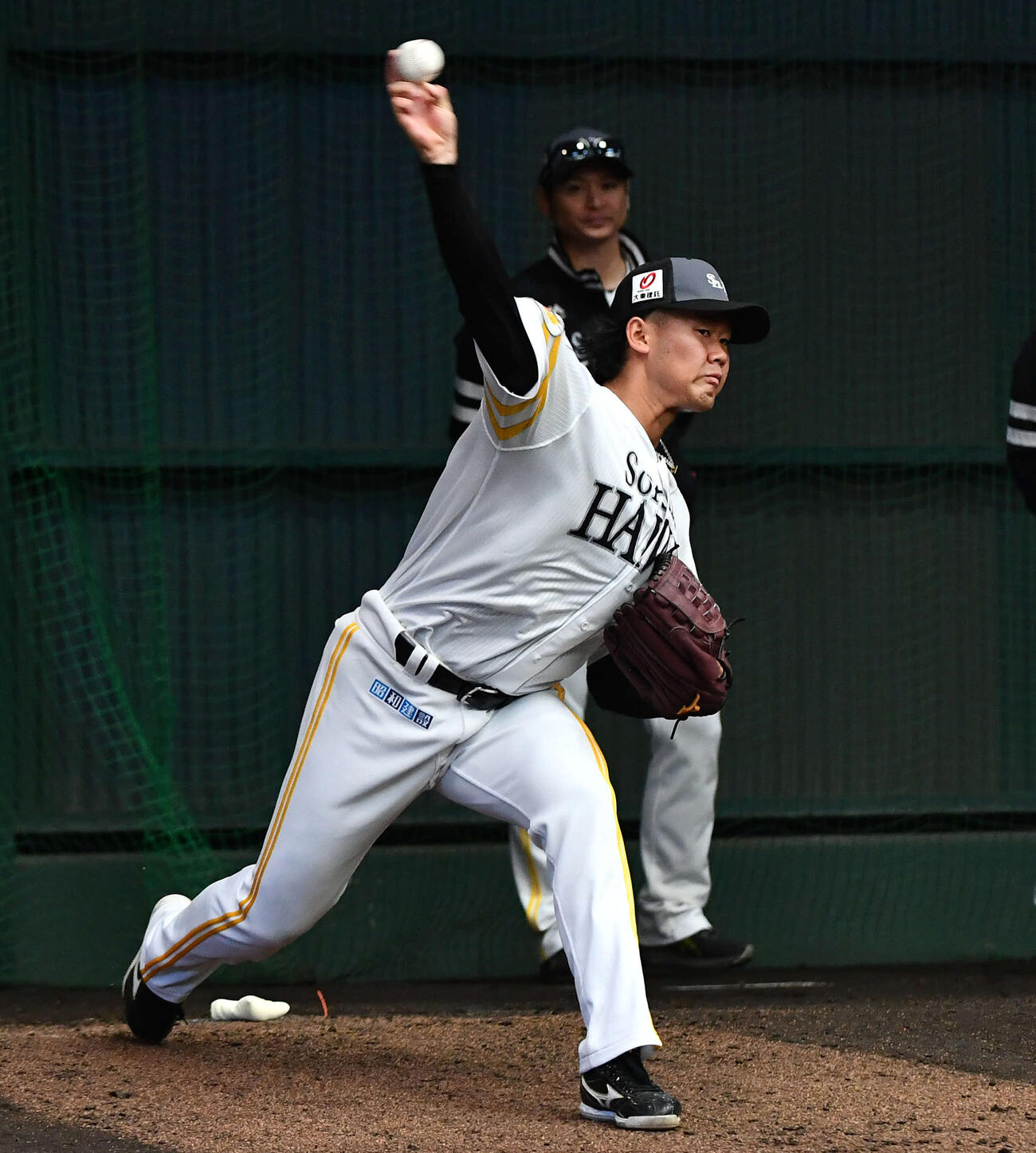ブルペンで投げ込むソフトバンク稲川（撮影・岩下翔太）