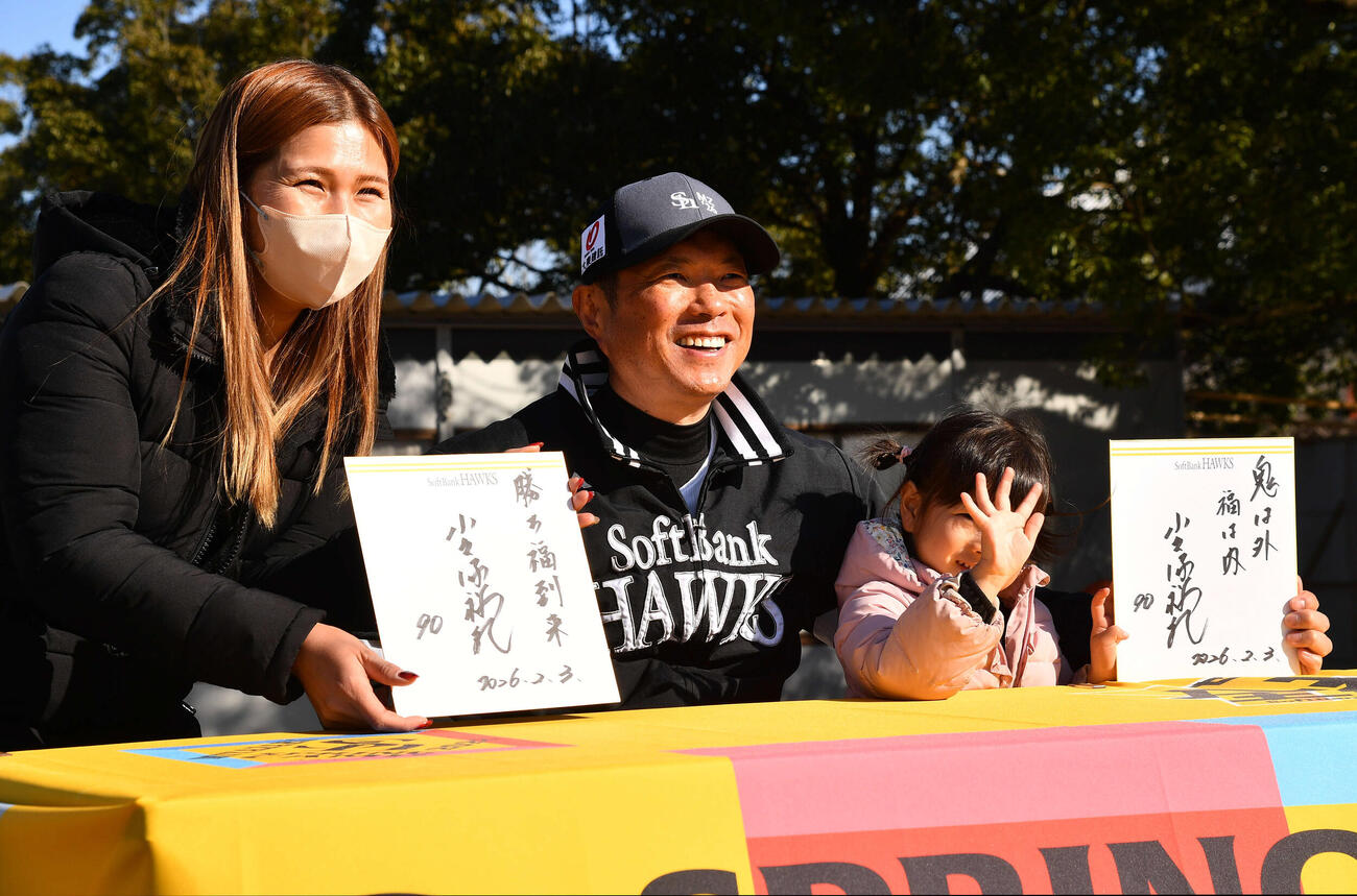 節分限定で通常のサインに「鬼は外　福は内」、「勝ち福到来」の文字を加えた特別サイン会を行ったソフトバンク小久保監督（撮影・岩下翔太）