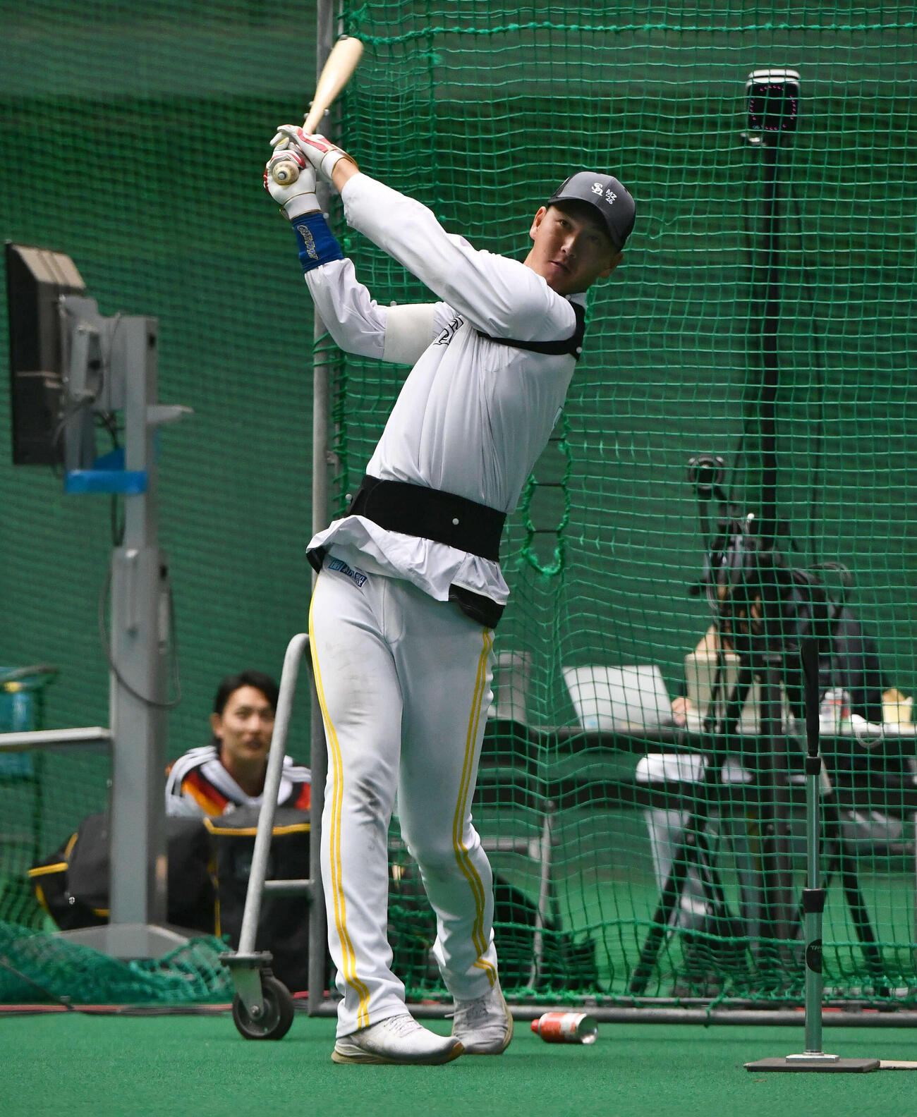 打撃の動作解析を行うソフトバンク秋広（撮影・岩下翔太）