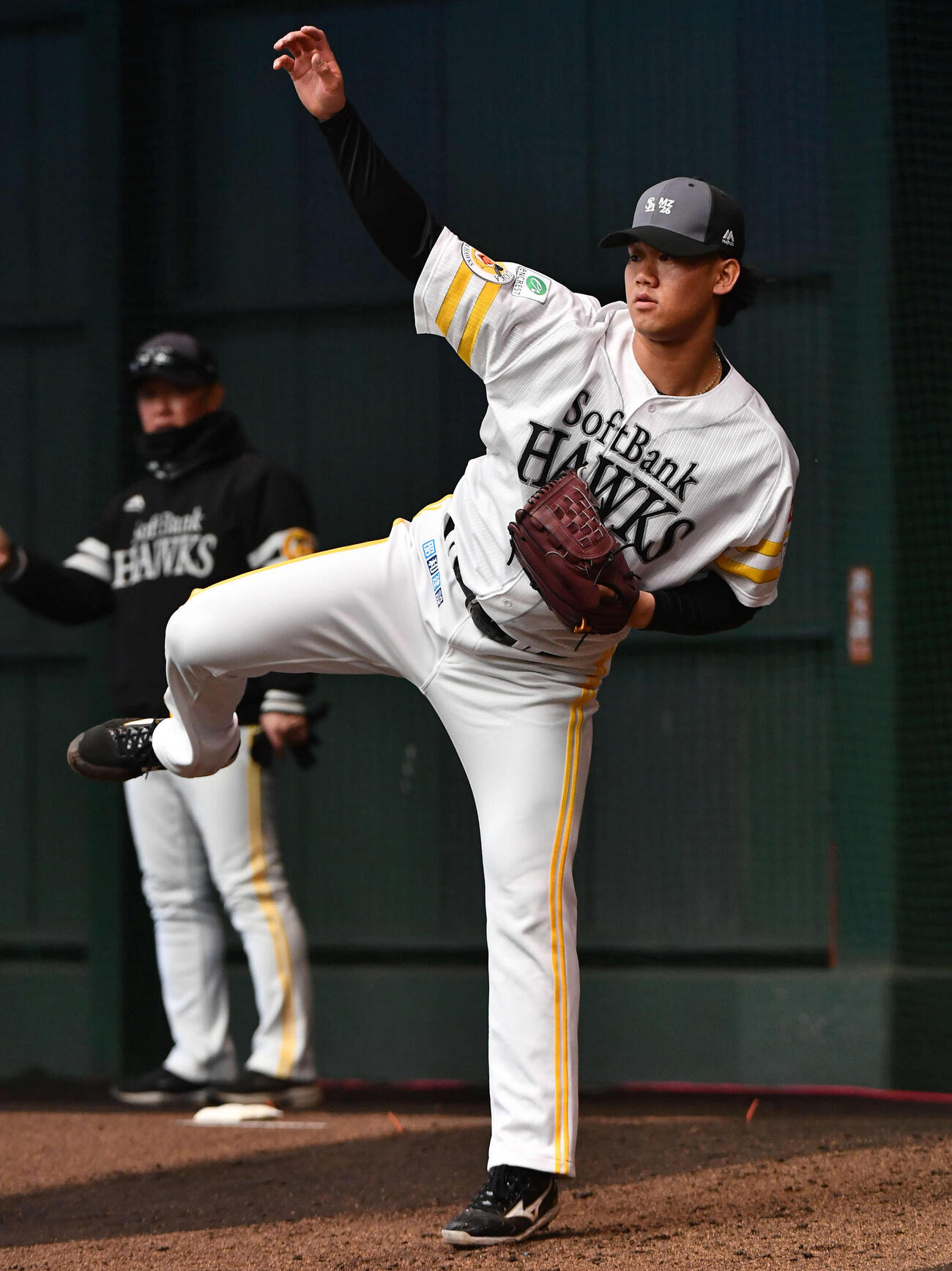 ブルペンで投げ込むソフトバンク稲川（撮影・岩下翔太）