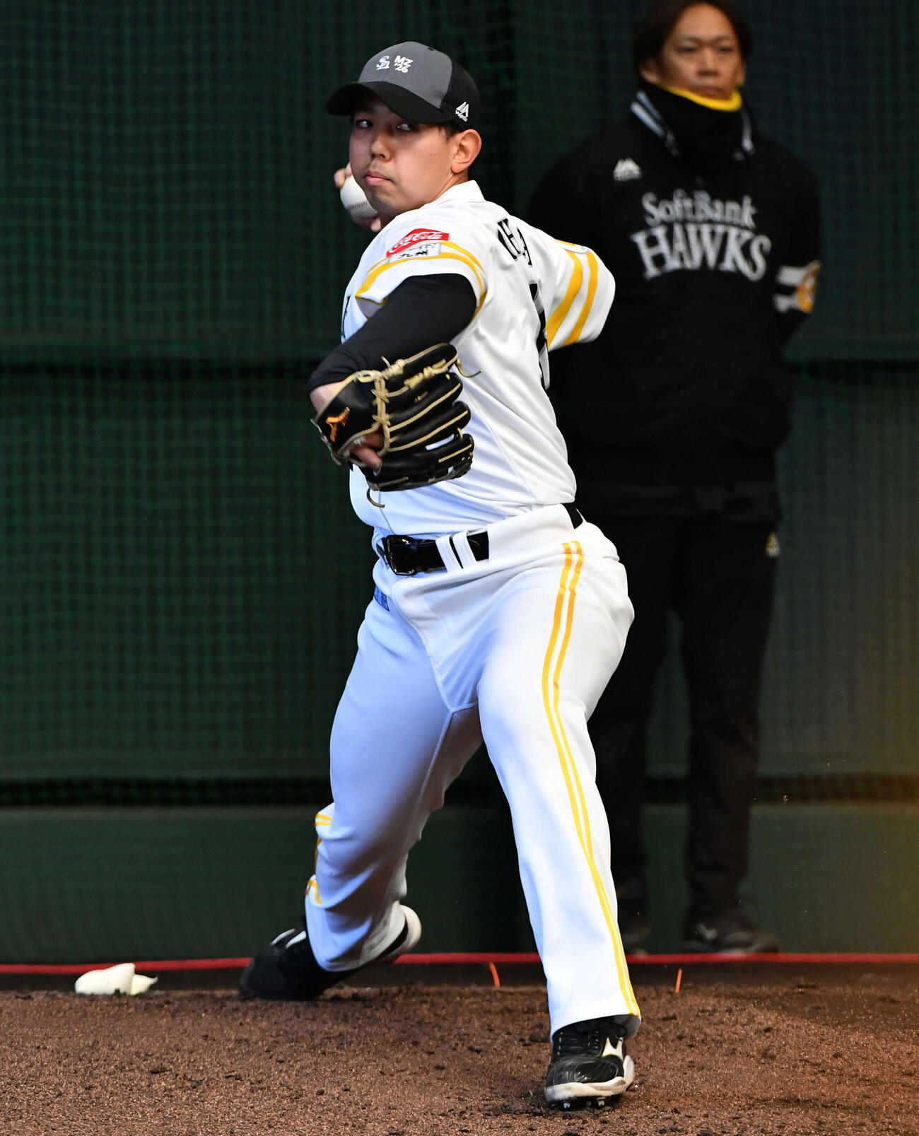 ブルペンで投球するソフトバンク大矢（撮影・岩下翔太）