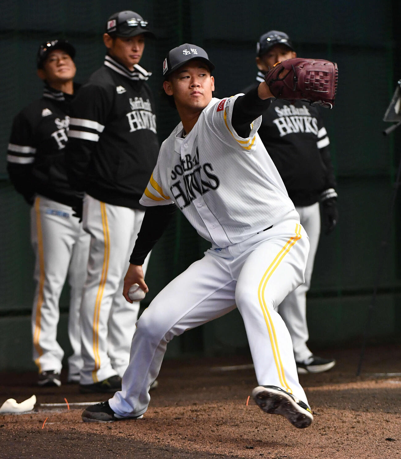 ブルペンで投げ込むソフトバンク稲川（撮影・岩下翔太）