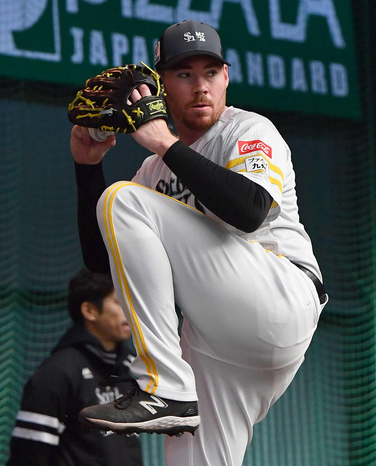 ブルペンで投げ込むソフトバンクのスチュワート（撮影・岩下翔太）
