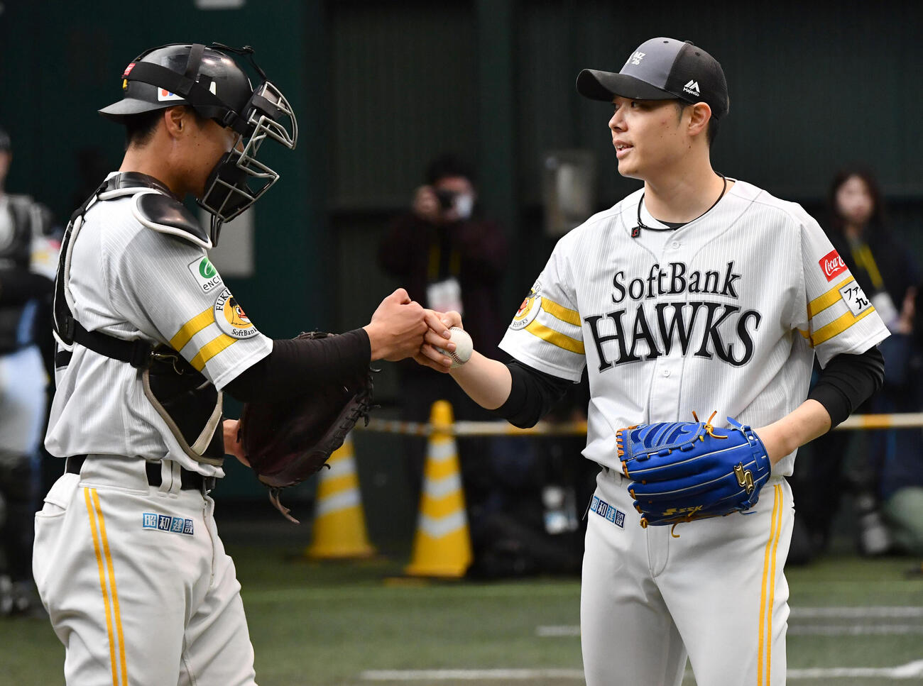 ブルペンでの投球を終えたソフトバンク松本裕（右）は渡辺とグータッチを交わす（撮影・岩下翔太）