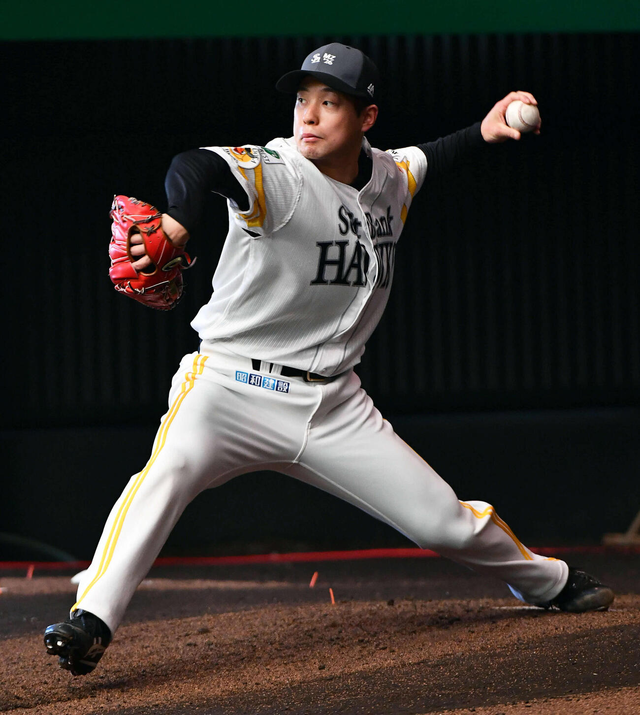 ブルペンで投げ込むソフトバンク大江（撮影・岩下翔太）