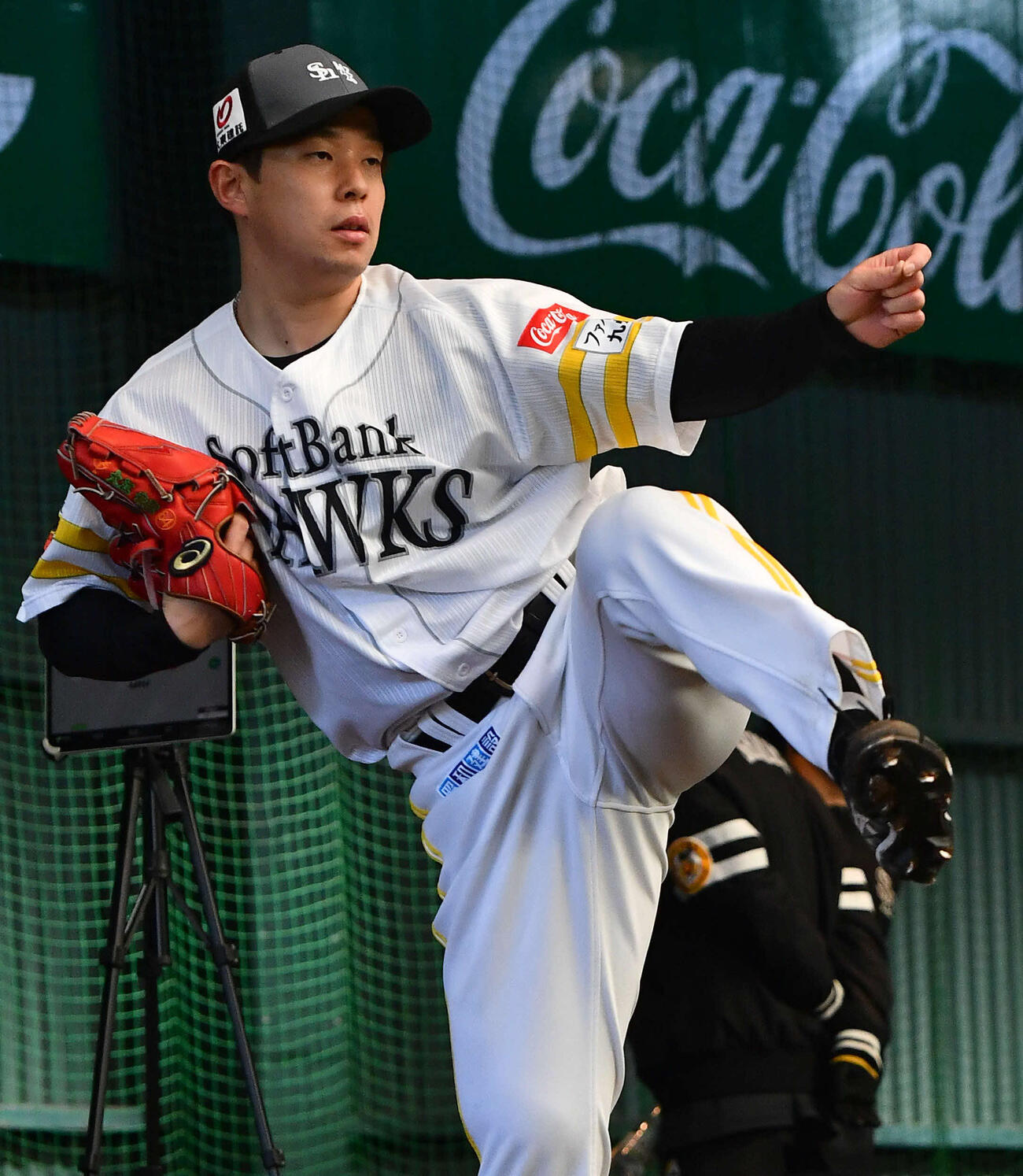 ブルペンで投げ込むソフトバンク大江（撮影・岩下翔太）