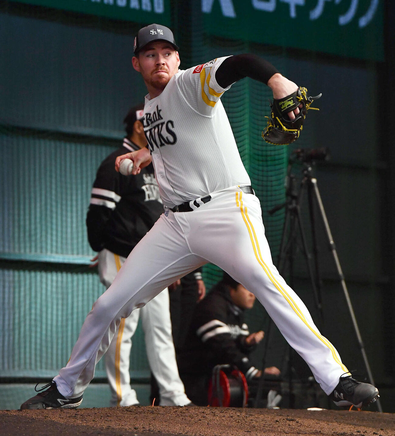 ブルペンで投げ込むソフトバンクのスチュワート（撮影・岩下翔太）