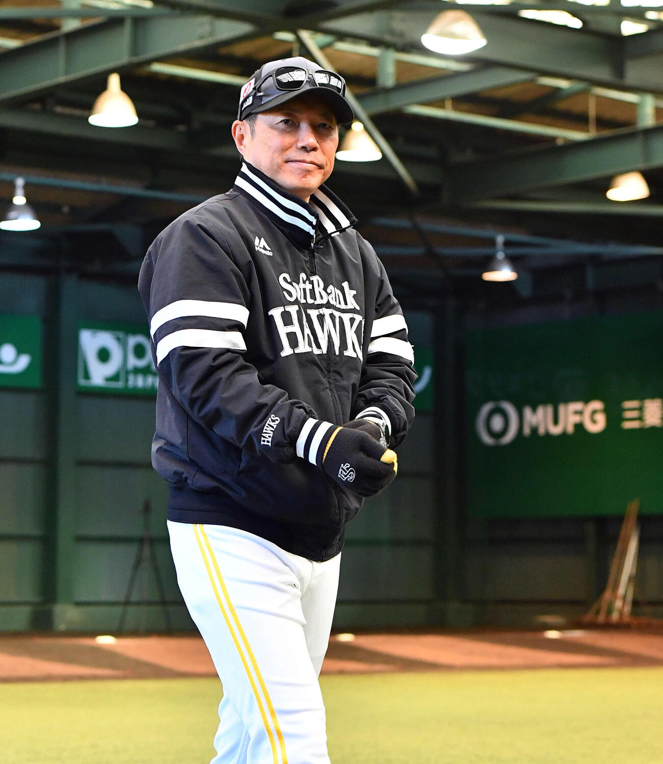稲川ら新人選手の投球の視察のためブルペンに入るソフトバンク小久保監督（撮影・岩下翔太）