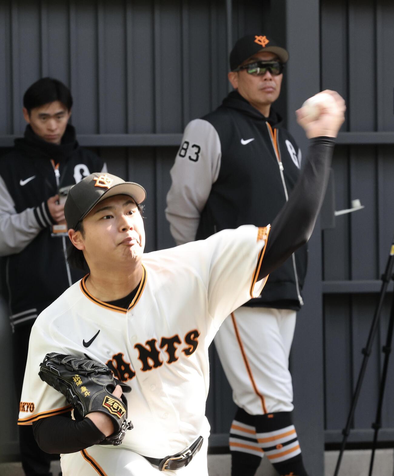プルペンで巨人阿部監督が後方から見つめる中、投げ込む松浦(撮影・浅見桂子)