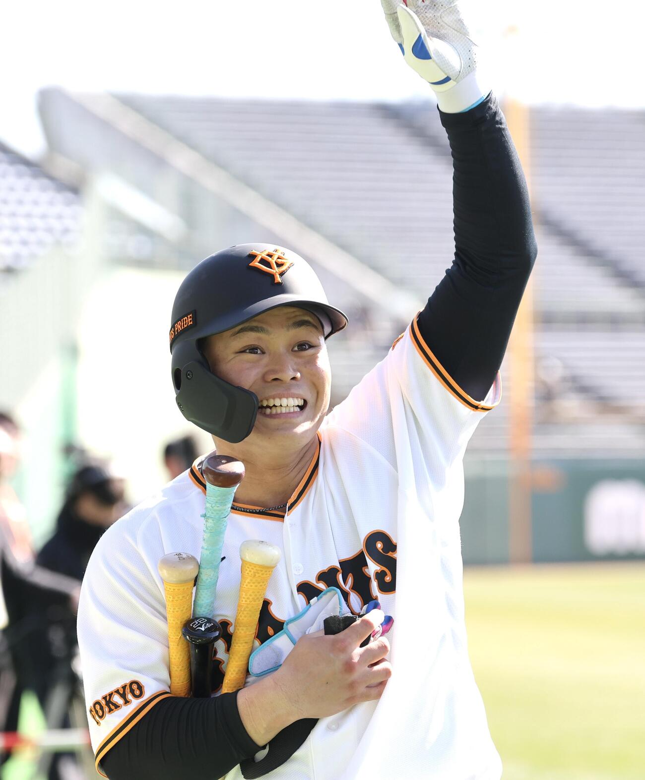 フリー打撃後、スタンドに笑顔で手を振る巨人中山(撮影・浅見桂子)