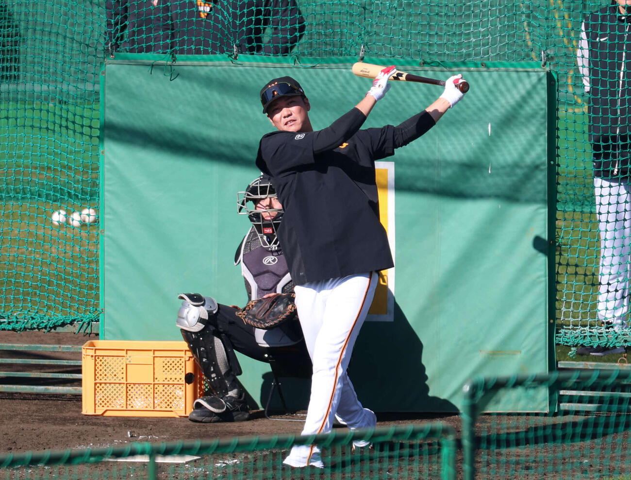 フリー打撃をする巨人坂本勇（撮影・増田悦実）