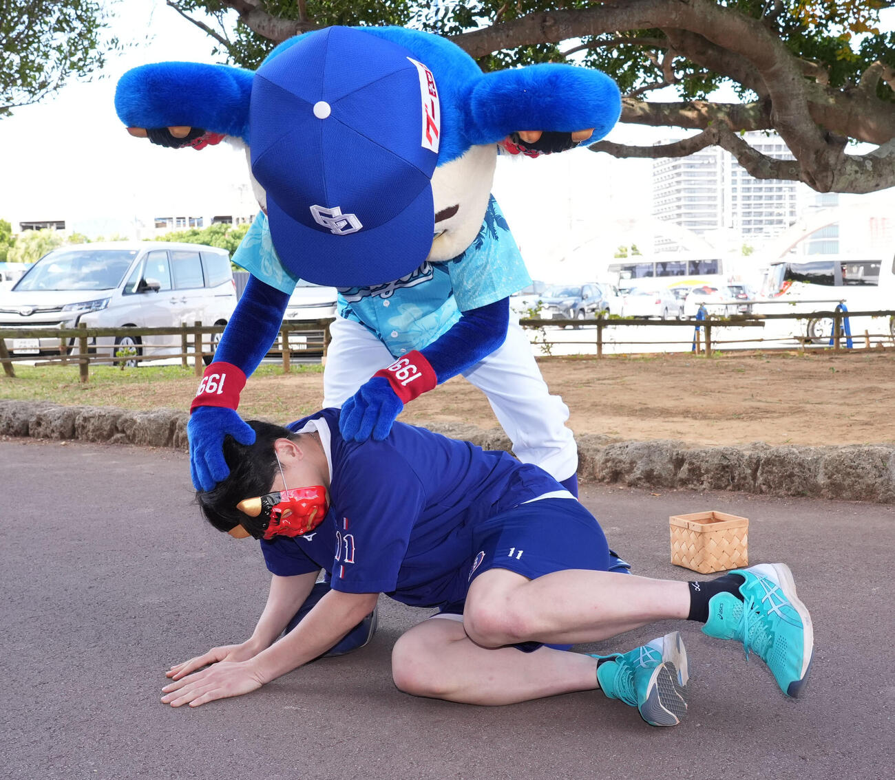 中日中西（下）は節分の豆まきで鬼役のドアラの反撃を受け鬼の面をつけられる（撮影・森本幸一）