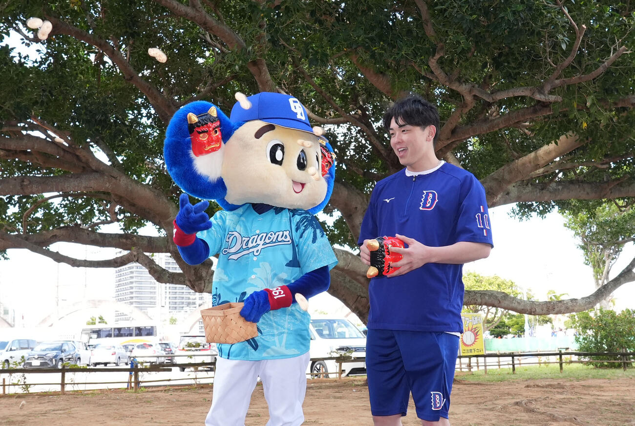 最後は仲良く報道陣に豆をまく中日中西（右）とドアラ（撮影・森本幸一）