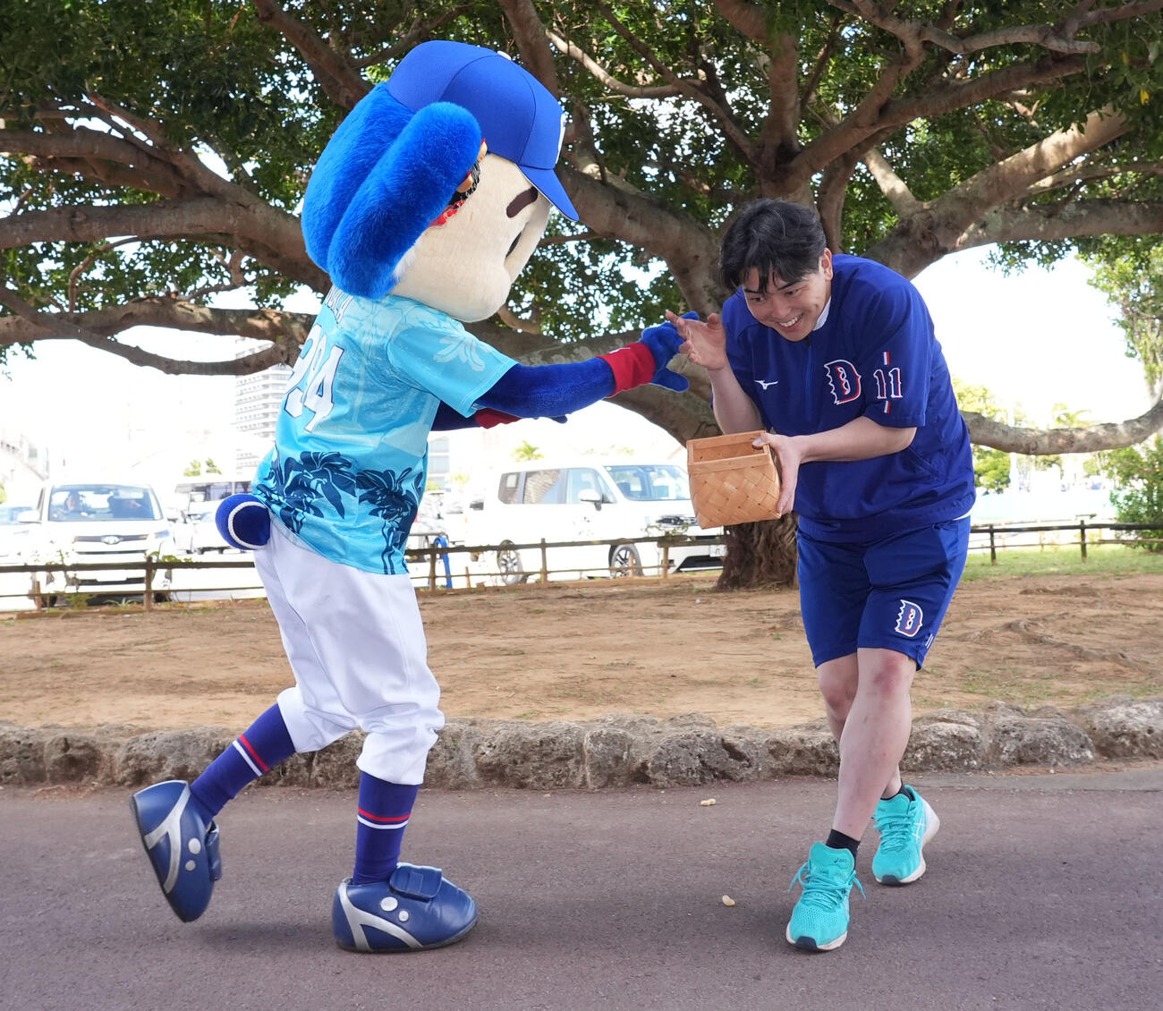 中西（右）は節分の豆まきで鬼役のドアラに強烈に投げ反撃を受ける（撮影・森本幸一）