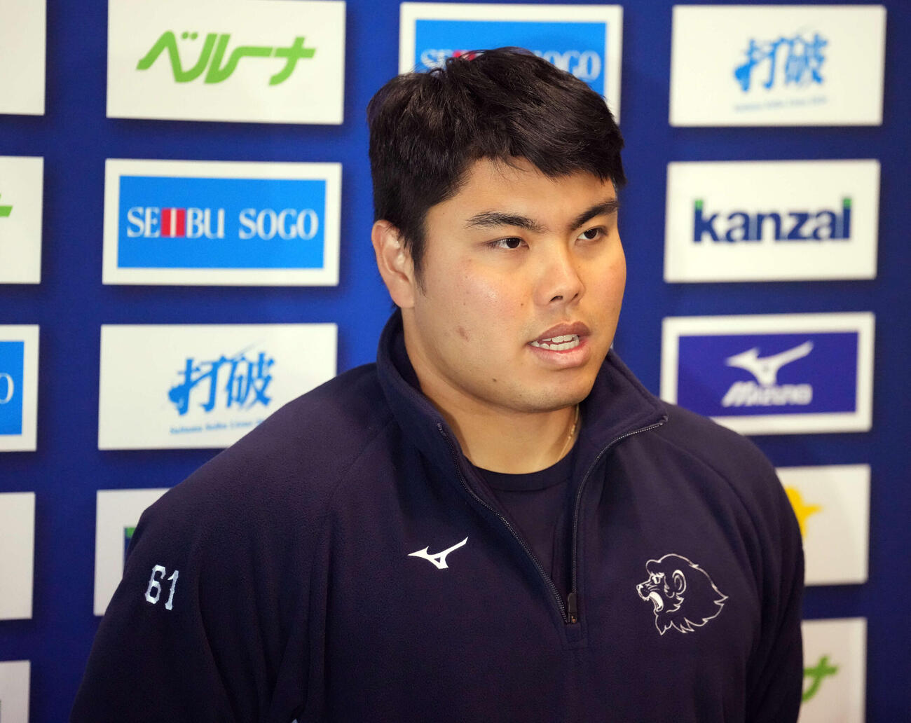 練習後、取材に応じる西武平良（撮影・小島史椰）
