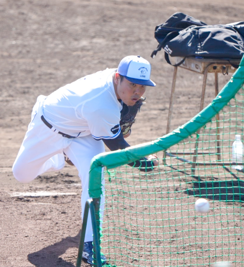 バッティングピッチャーを務める西武平良（撮影・小島史椰）