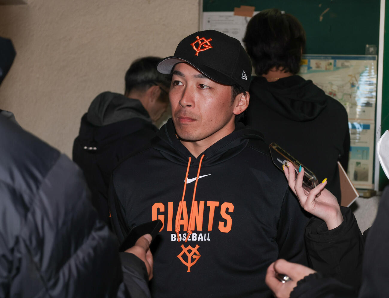 侍サポートメンバーに選出され囲み取材を受ける巨人増田大（撮影・増田悦実）