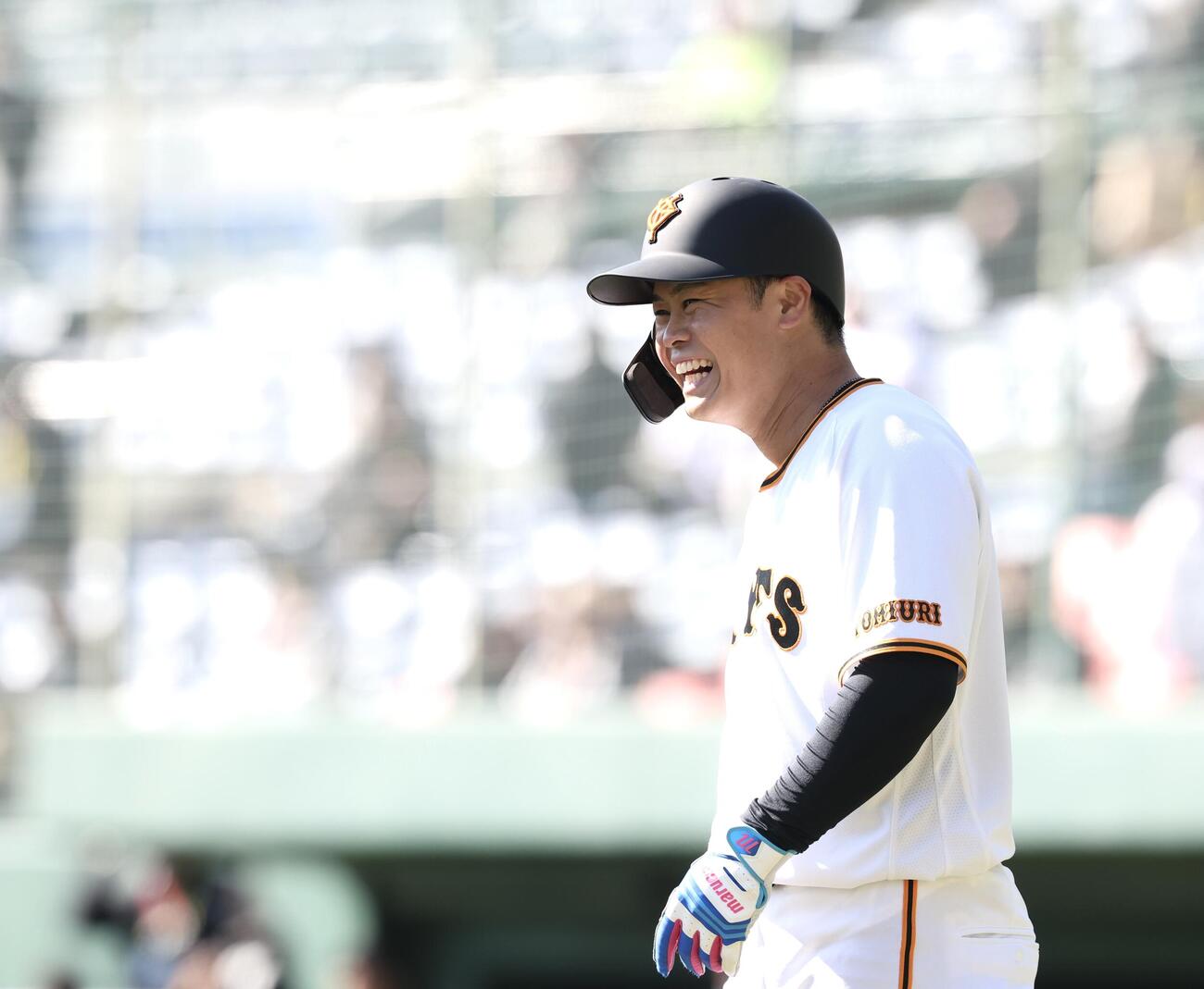 ティー打撃中、笑顔が弾ける巨人中山(撮影・浅見桂子)