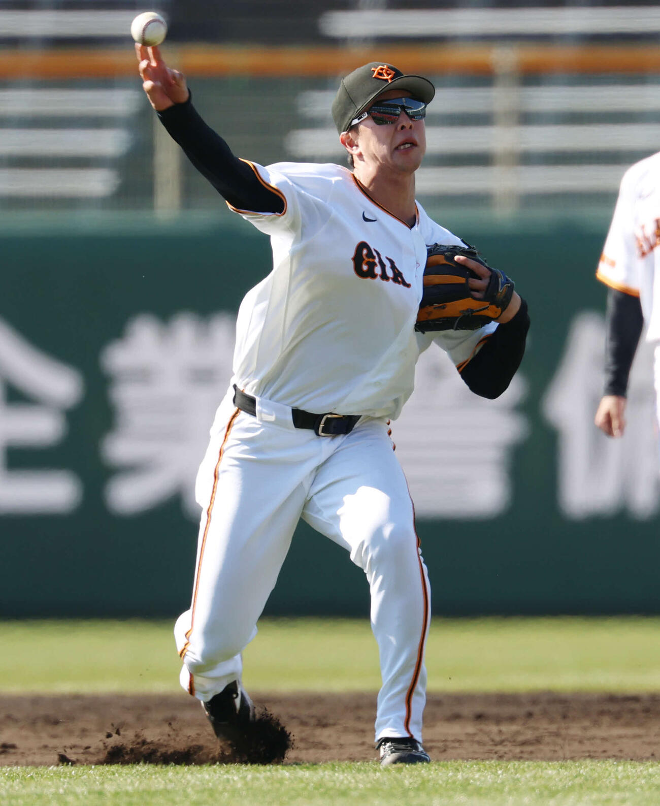 ノックを受ける巨人小浜（撮影・増田悦実）