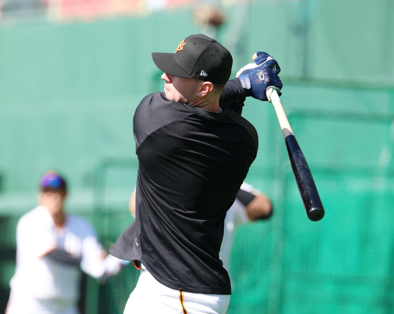 ロングティー打撃をする巨人キャベッジ（撮影・増田悦実）