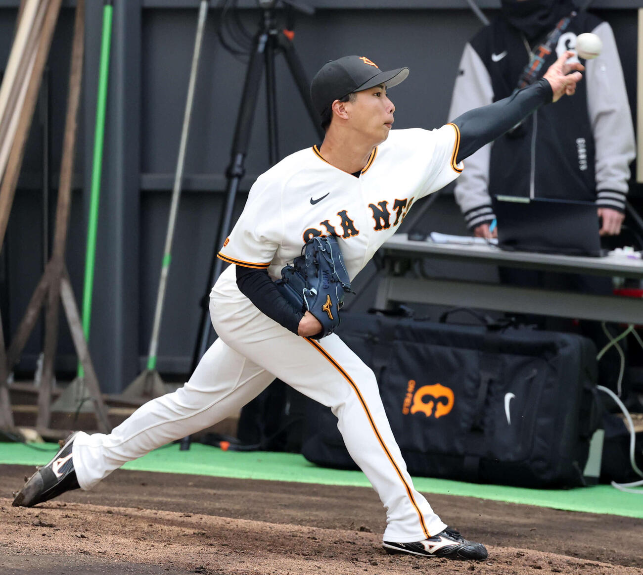 ブルペン投球する巨人山城（撮影・浅見桂子）