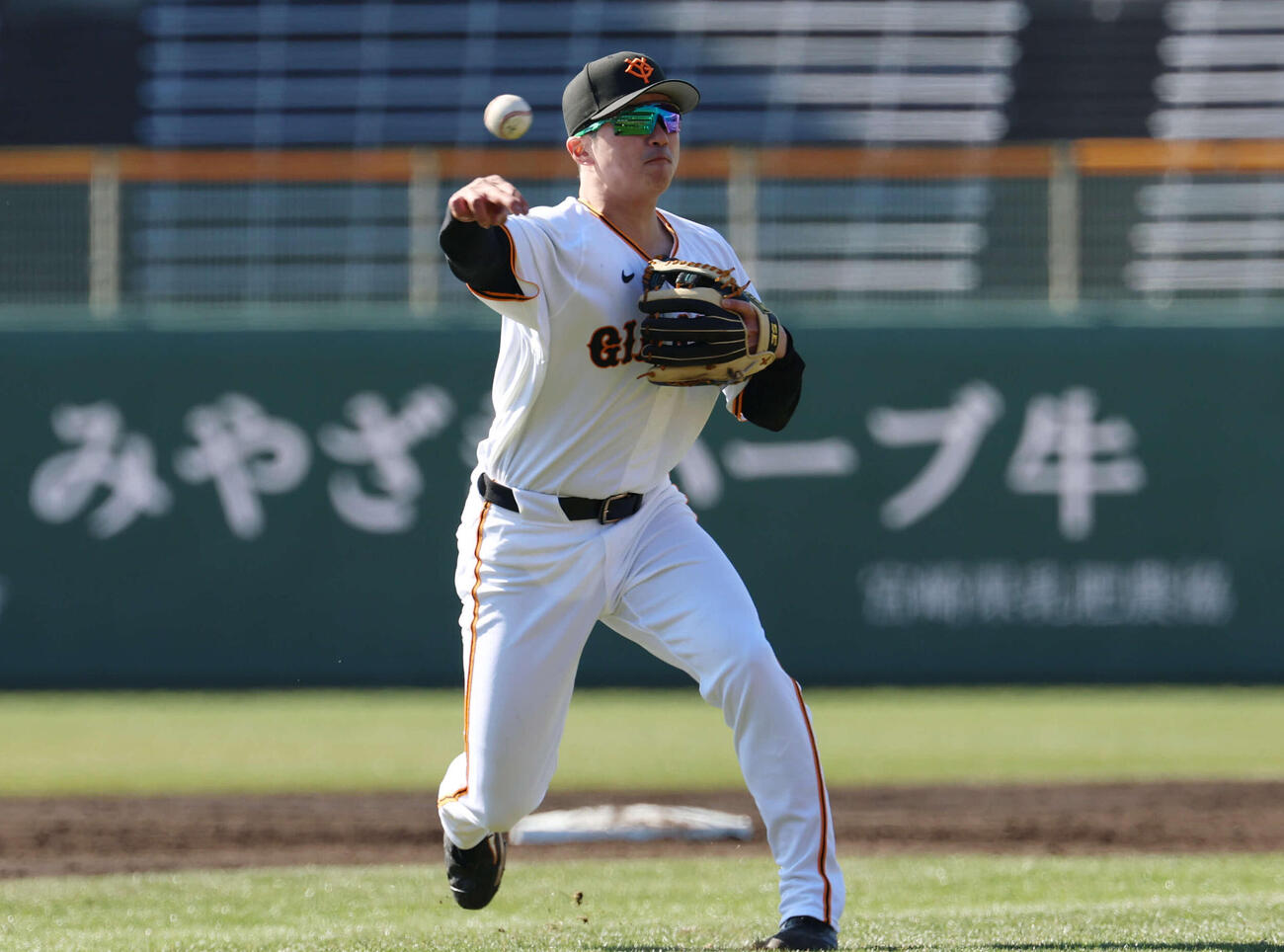 ノックを受ける巨人泉口（撮影・増田悦実）